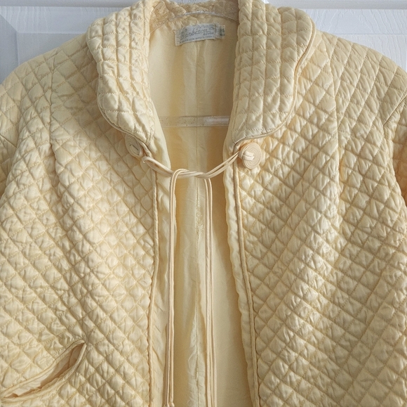 Vintage 1940s-50s Barbizon Quilted Dainty Puff Bed Jacket With Ties - Picture 12 of 12